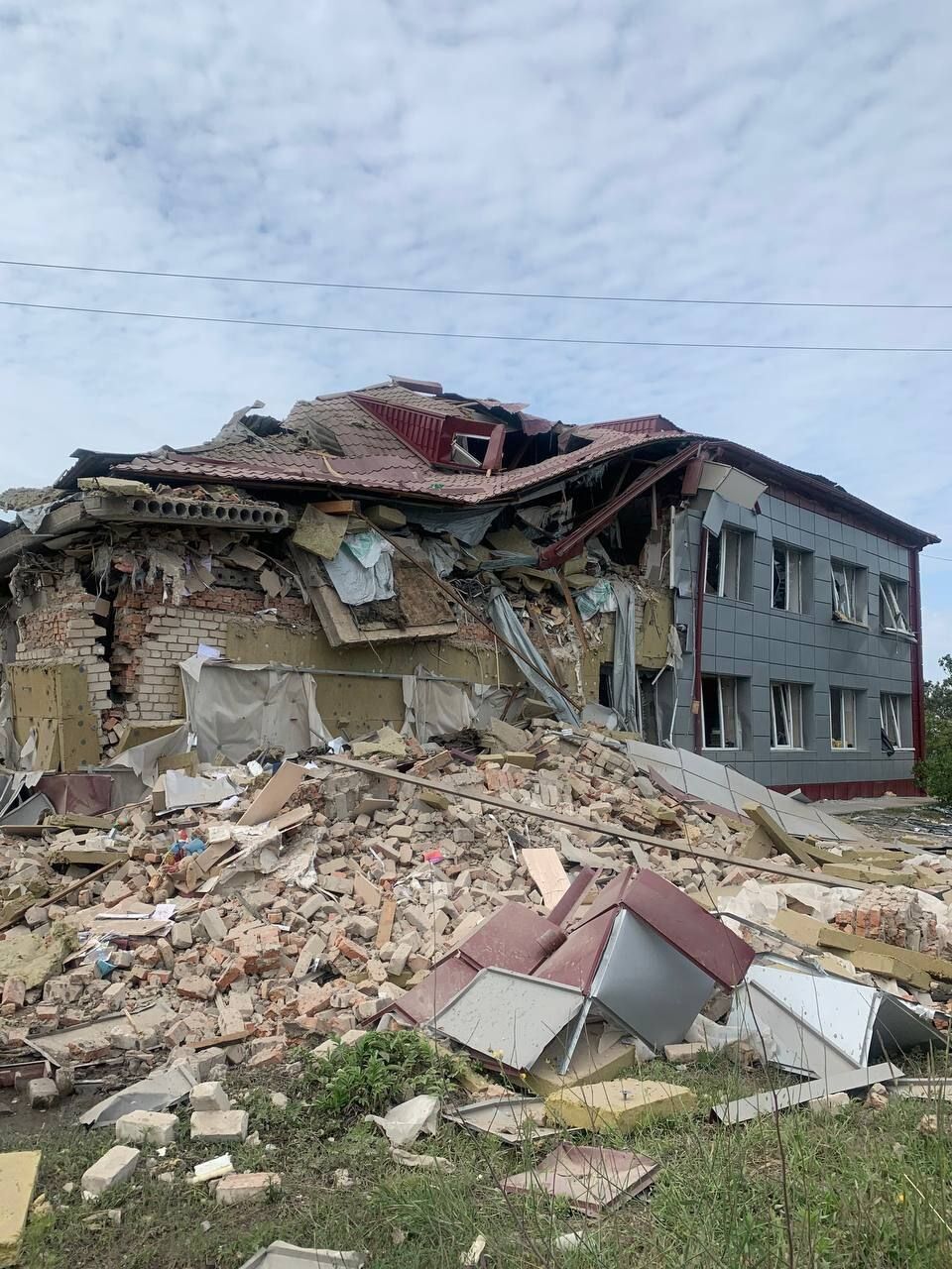 Ночной ракетный удар оккупантов уничтожил гимназию на Запорожье, где учились 700 детей. Видео и фото