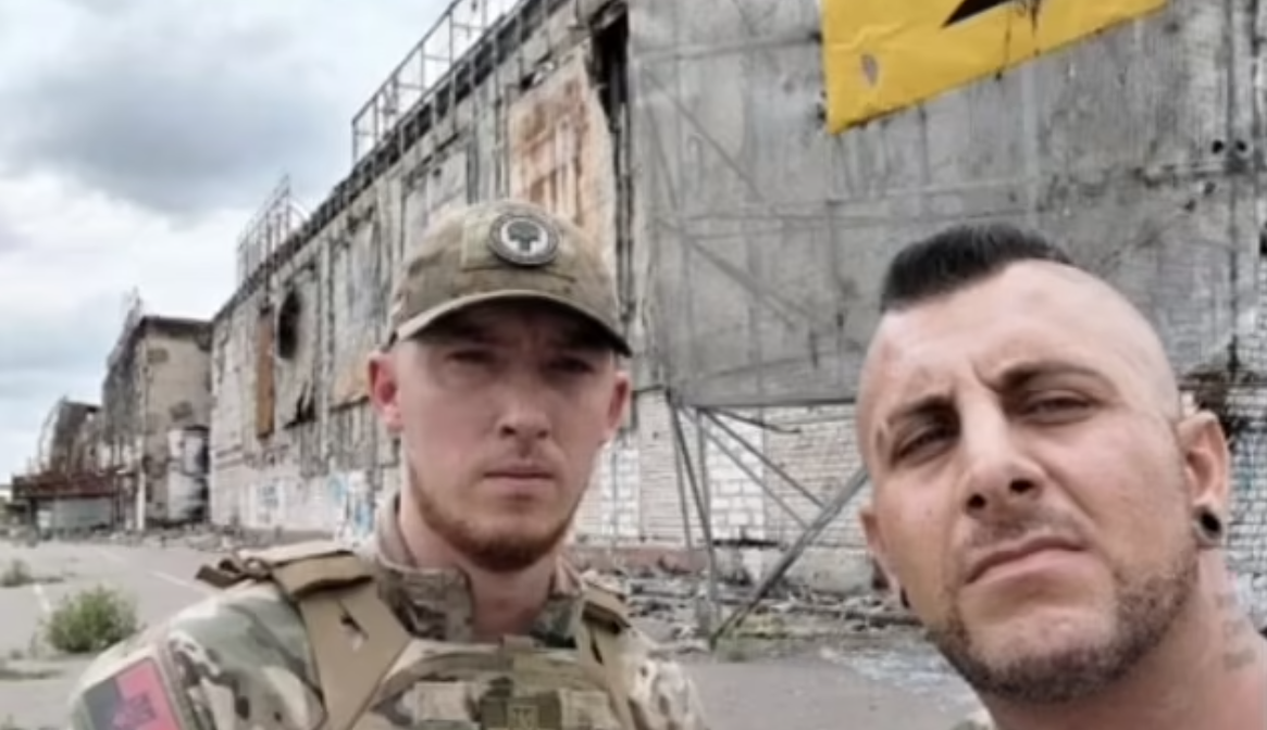 "Робота ще не закінчена": в Україну повернувся британець "Рембо", який дивом вижив під обстрілом окупантів