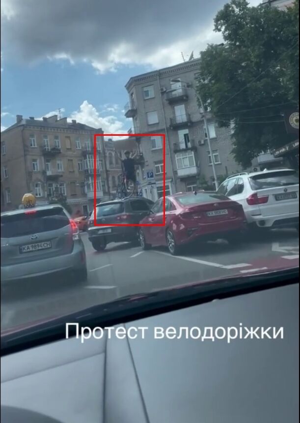 В Киеве мужчина устроил оригинальный пикет против парковки на полосе для велосипедистов. Видео