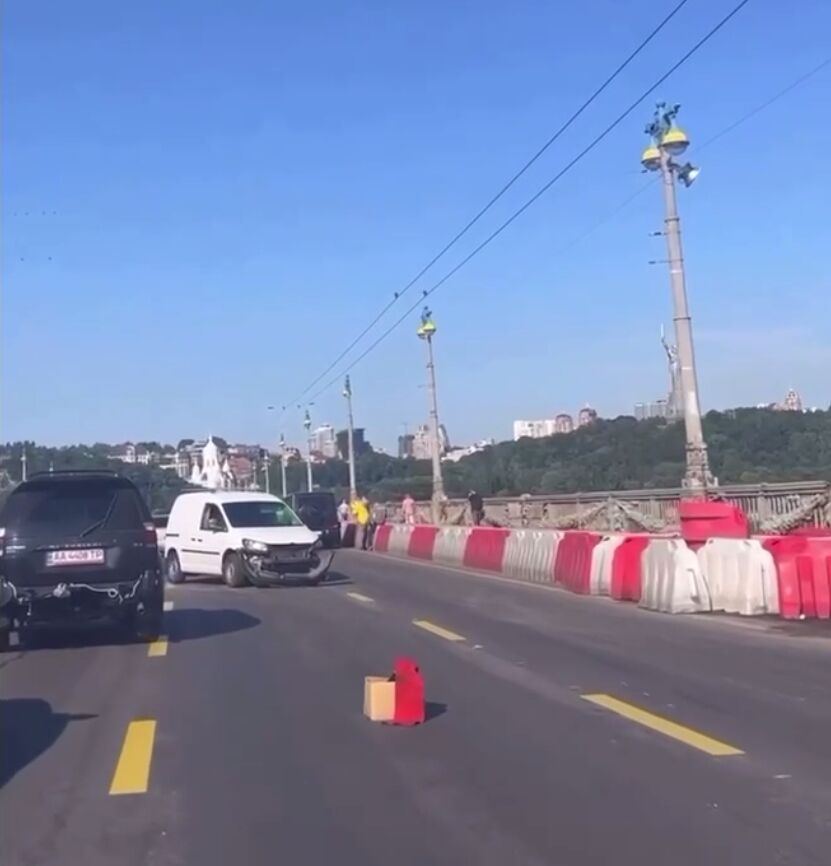 Київ вранці скували великі затори: де ускладнено рух авто. Фото та відео