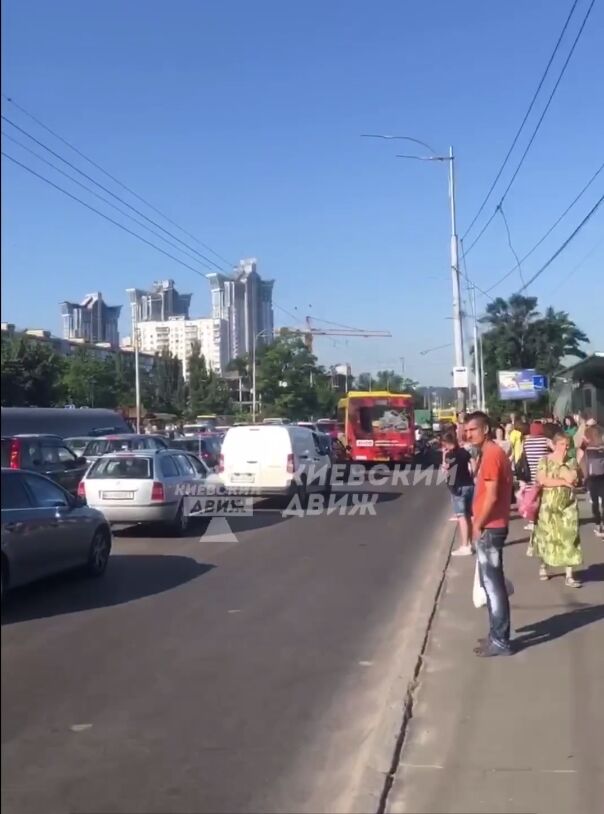 Київ вранці скували великі затори: де ускладнено рух авто. Фото та відео