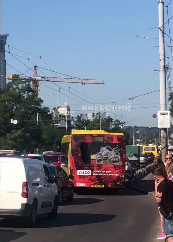 Київ вранці скували великі затори: де ускладнено рух авто. Фото та відео