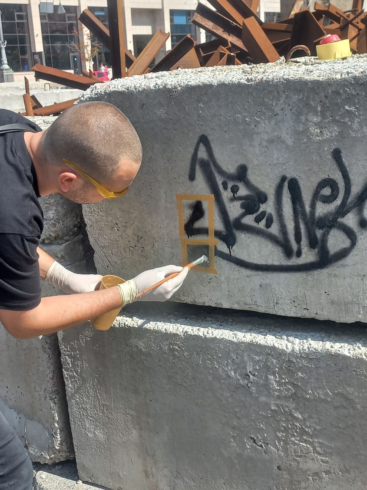 Первый шаг сделан: в Киеве протестировали материалы для консервации рисунков Бэнкси. Фото