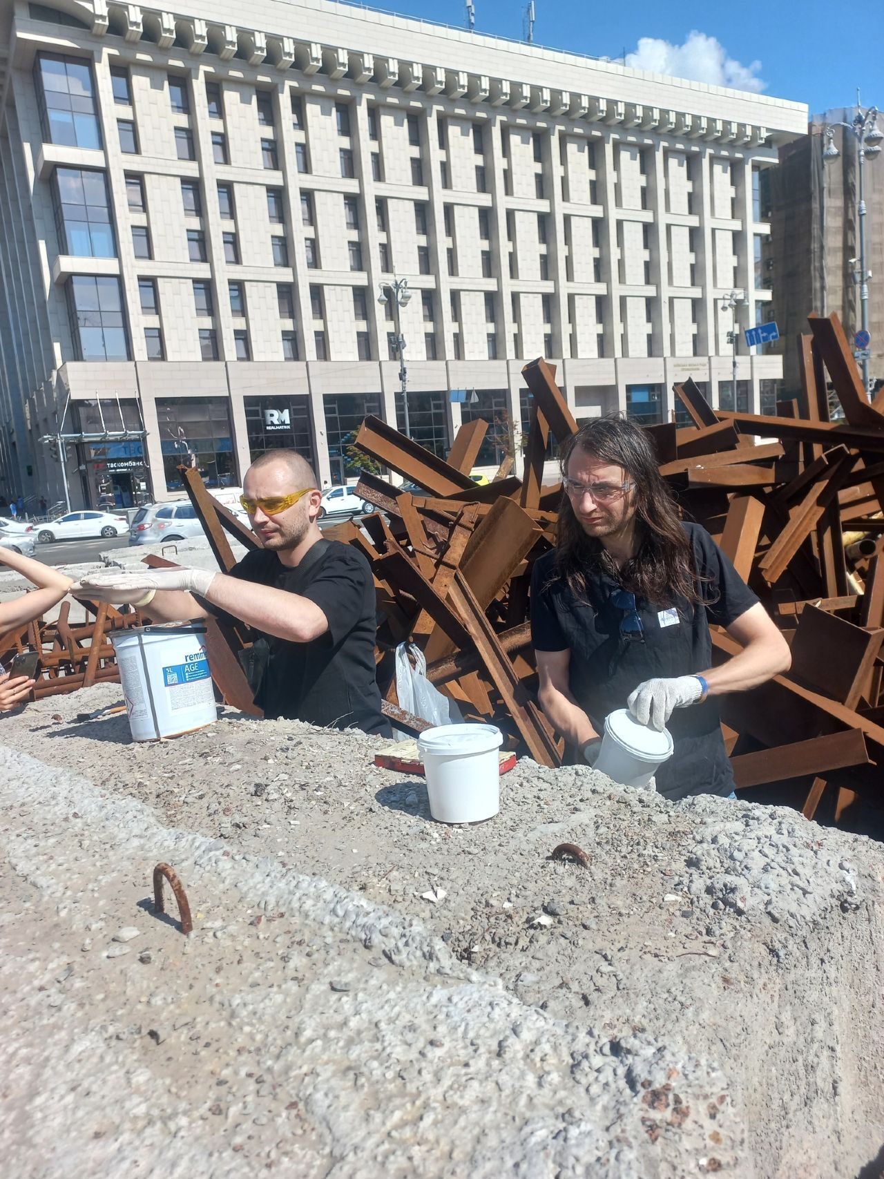 Первый шаг сделан: в Киеве протестировали материалы для консервации рисунков Бэнкси. Фото