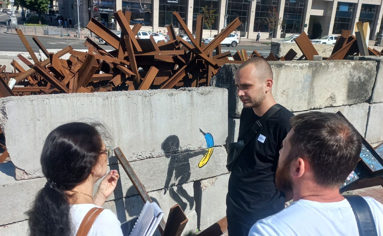 Первый шаг сделан: в Киеве протестировали материалы для консервации рисунков Бэнкси. Фото