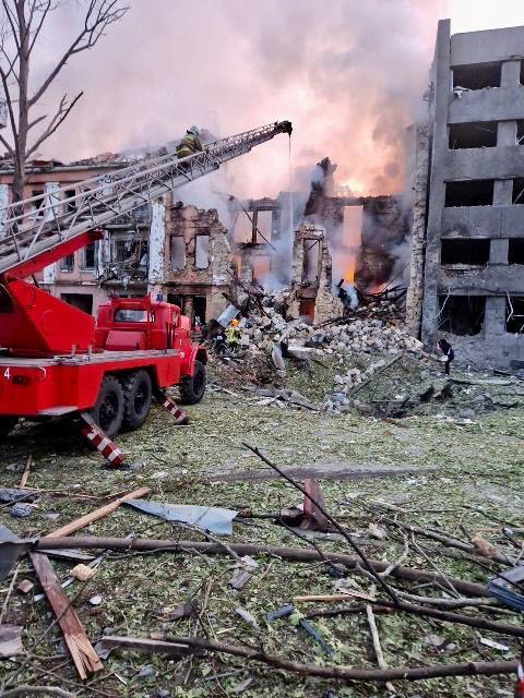 Войска РФ ночью ударили по дому в Николаеве: погибли супруги, пострадали 19 человек. Фото и видео