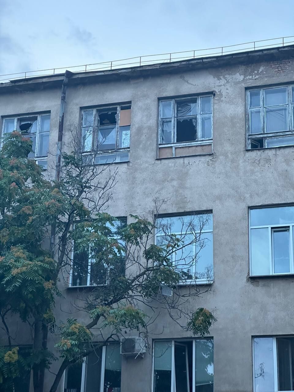 В центре Одессы в результате атаки РФ разрушено админздание, погиб человек, 8 пострадали. Фото