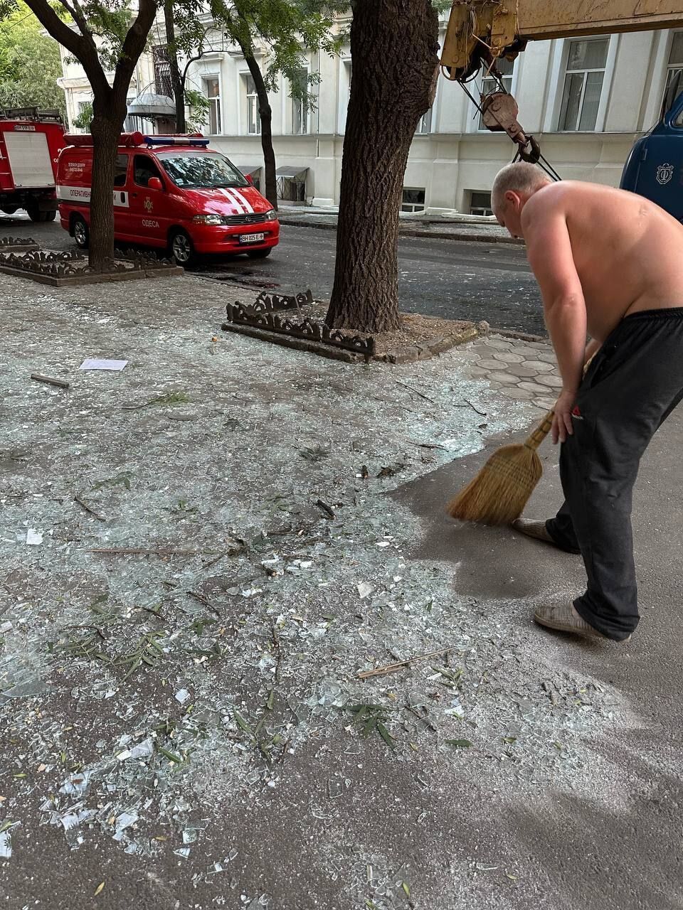 В центре Одессы в результате атаки РФ разрушено админздание, погиб человек, 8 пострадали. Фото