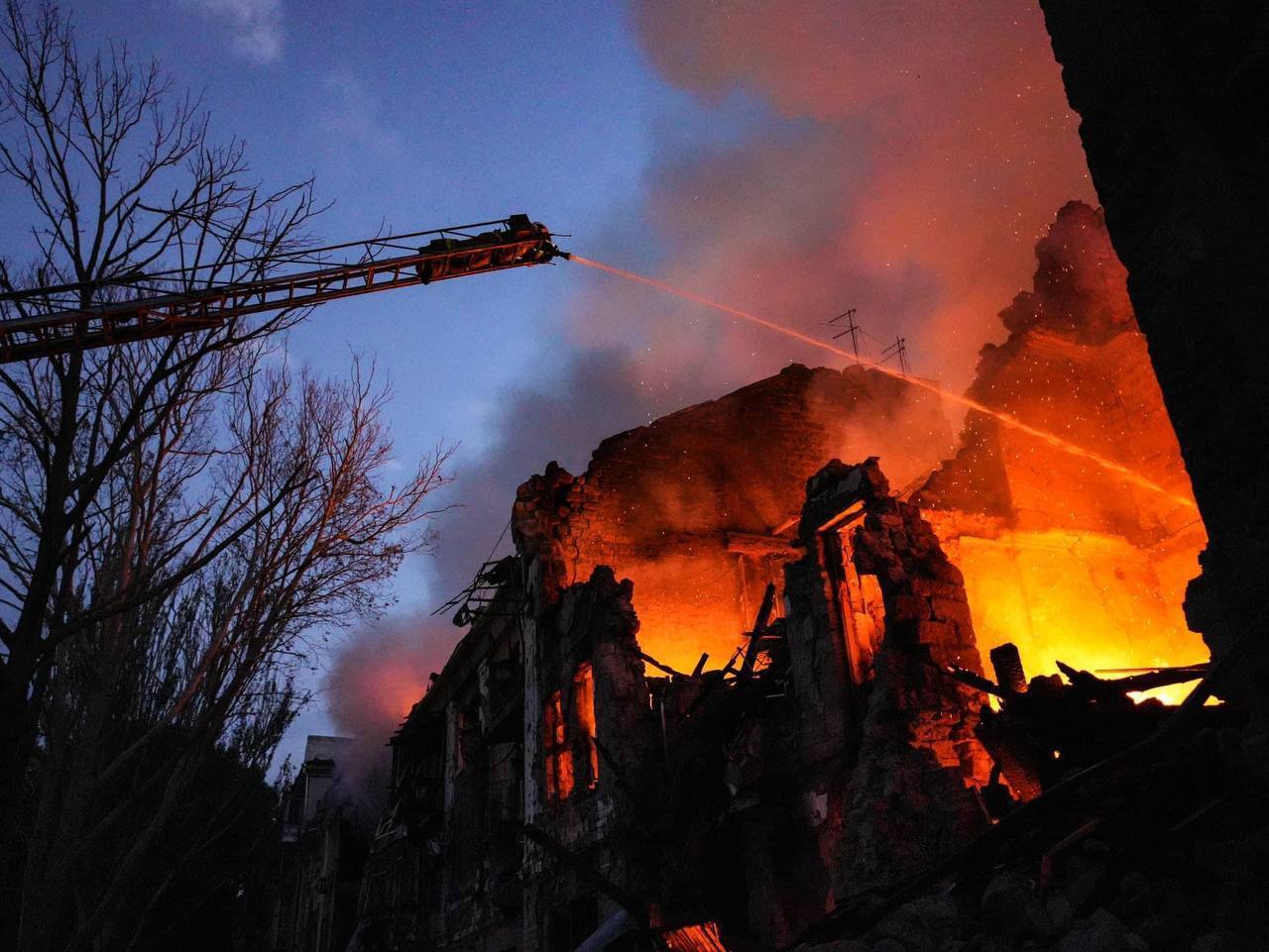 В Одесі внаслідок ракетного удару РФ постраждало консульство Китаю. Фото 