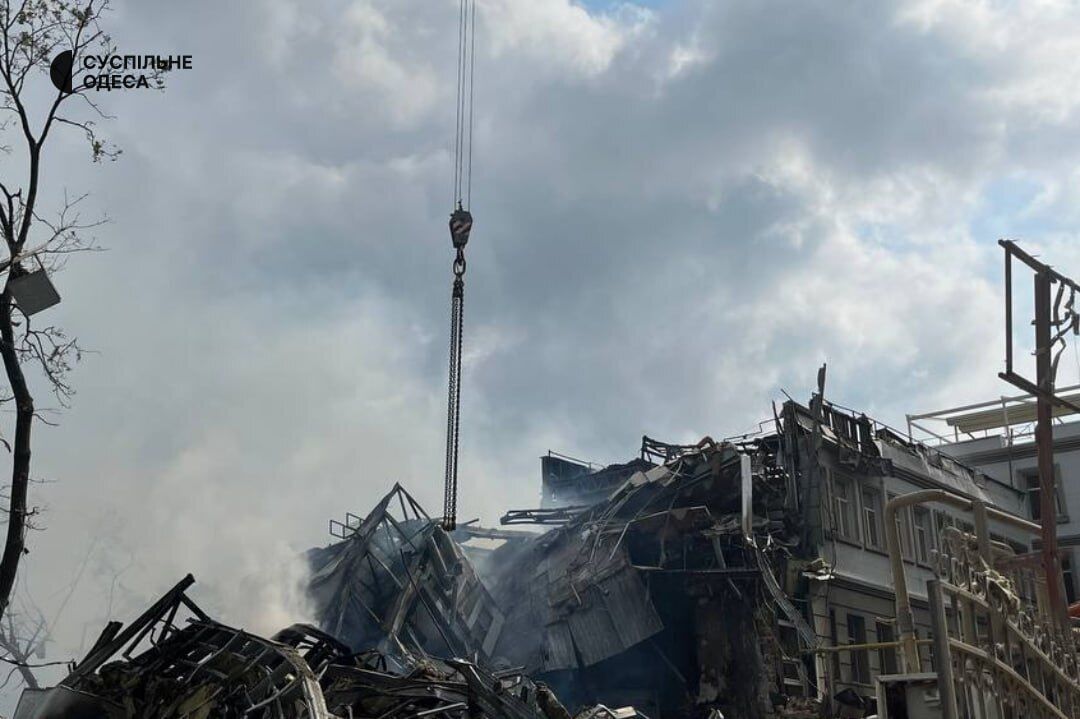 У середмісті Одеси внаслідок атаки РФ зруйновано адмінбудівлю, загинула людина, 8 постраждали. Фото