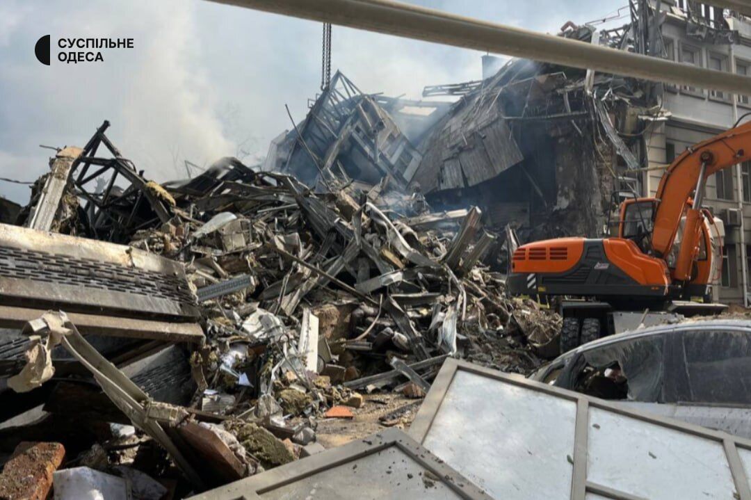 В центре Одессы в результате атаки РФ разрушено админздание, погиб человек, 8 пострадали. Фото