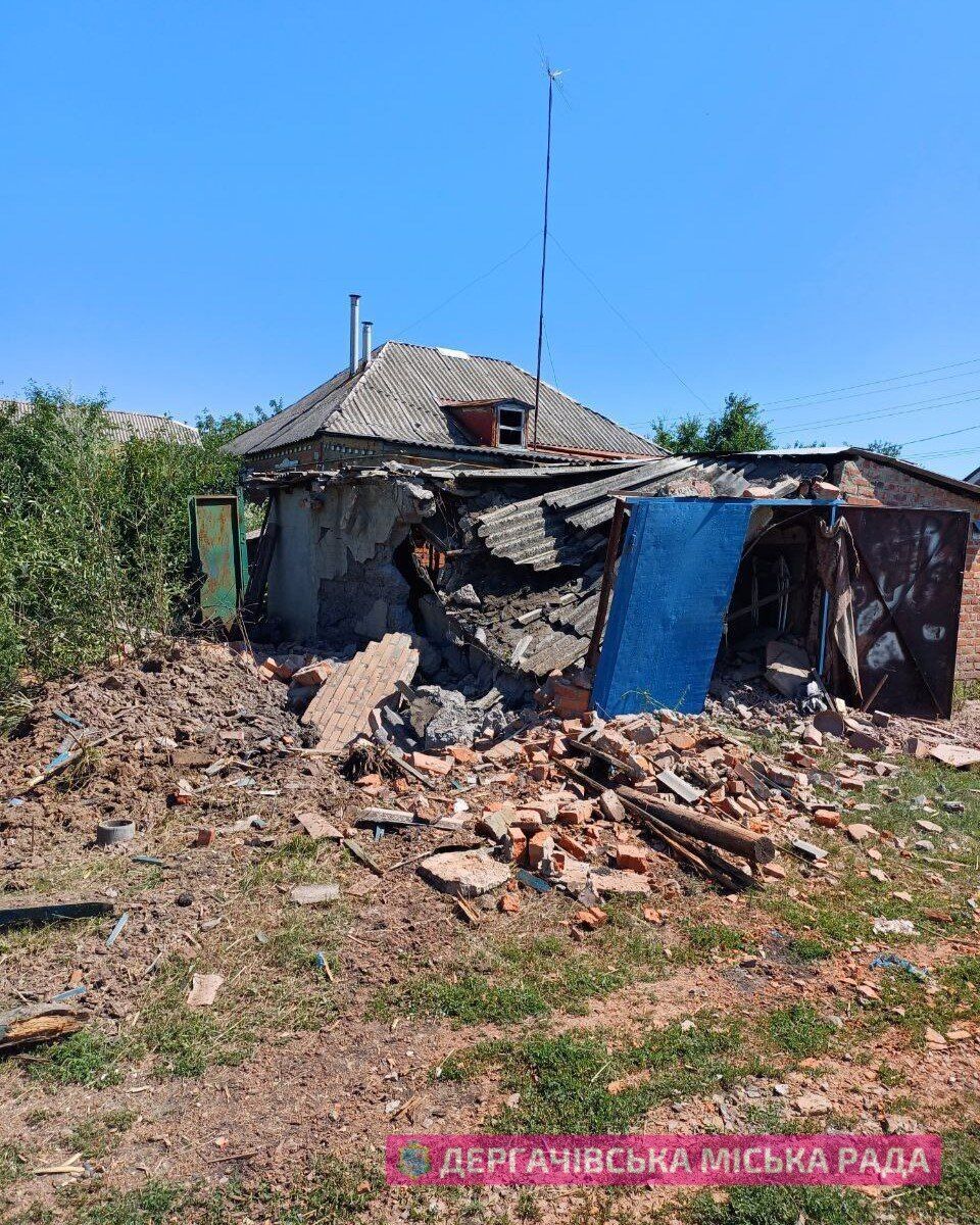 Окупанти завдали масованого удару по Козачій Лопані на Харківщині: є загиблий. Фото 