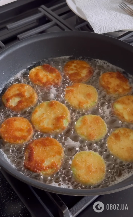 Как вкусно приготовить кабачки кружочками с сыром: вариант простой летней закуски