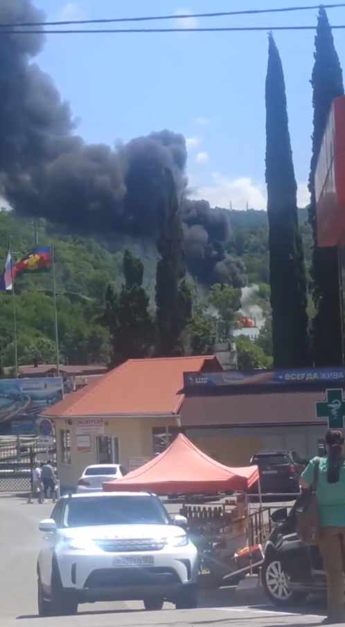 Возле Сочи вспыхнул пожар на электроподстанции, валит черный дым. Видео