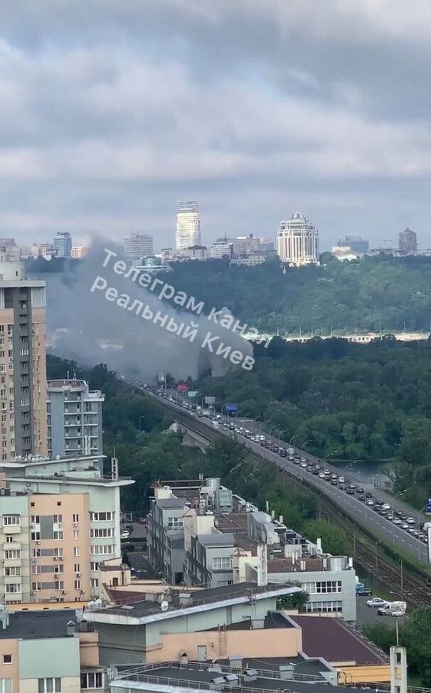 В Киеве на территории Гидропарка произошел сильный пожар. Фото и видео