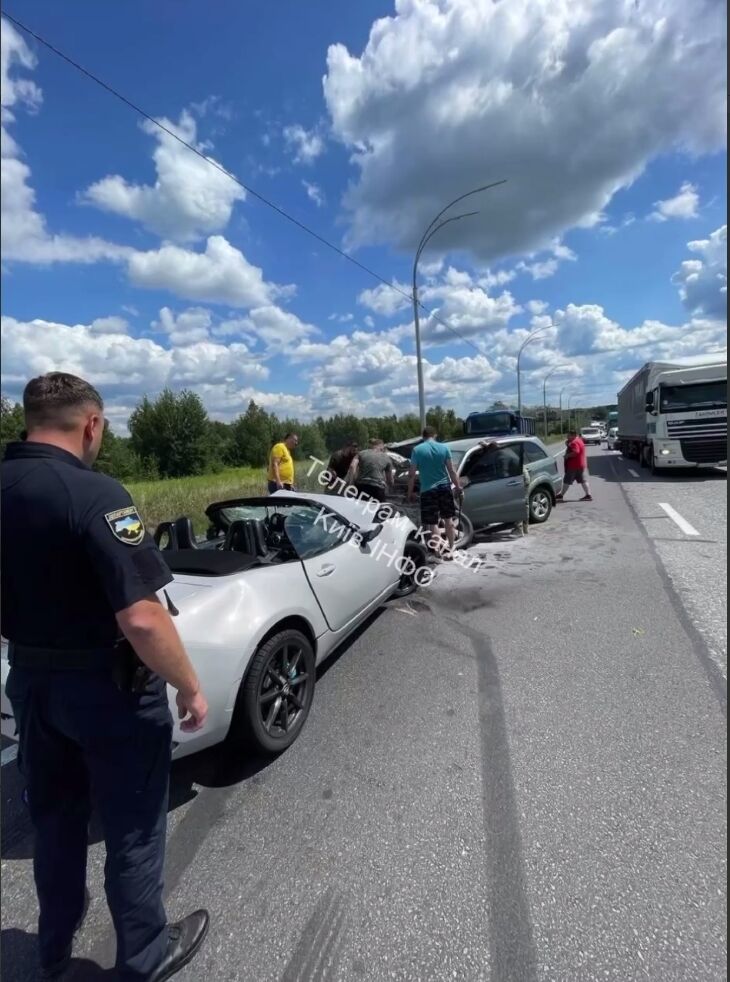 В Киеве Mazda на скорости выехала на встречную полосу и протаранила Toyota: есть потерпевшие. Видео