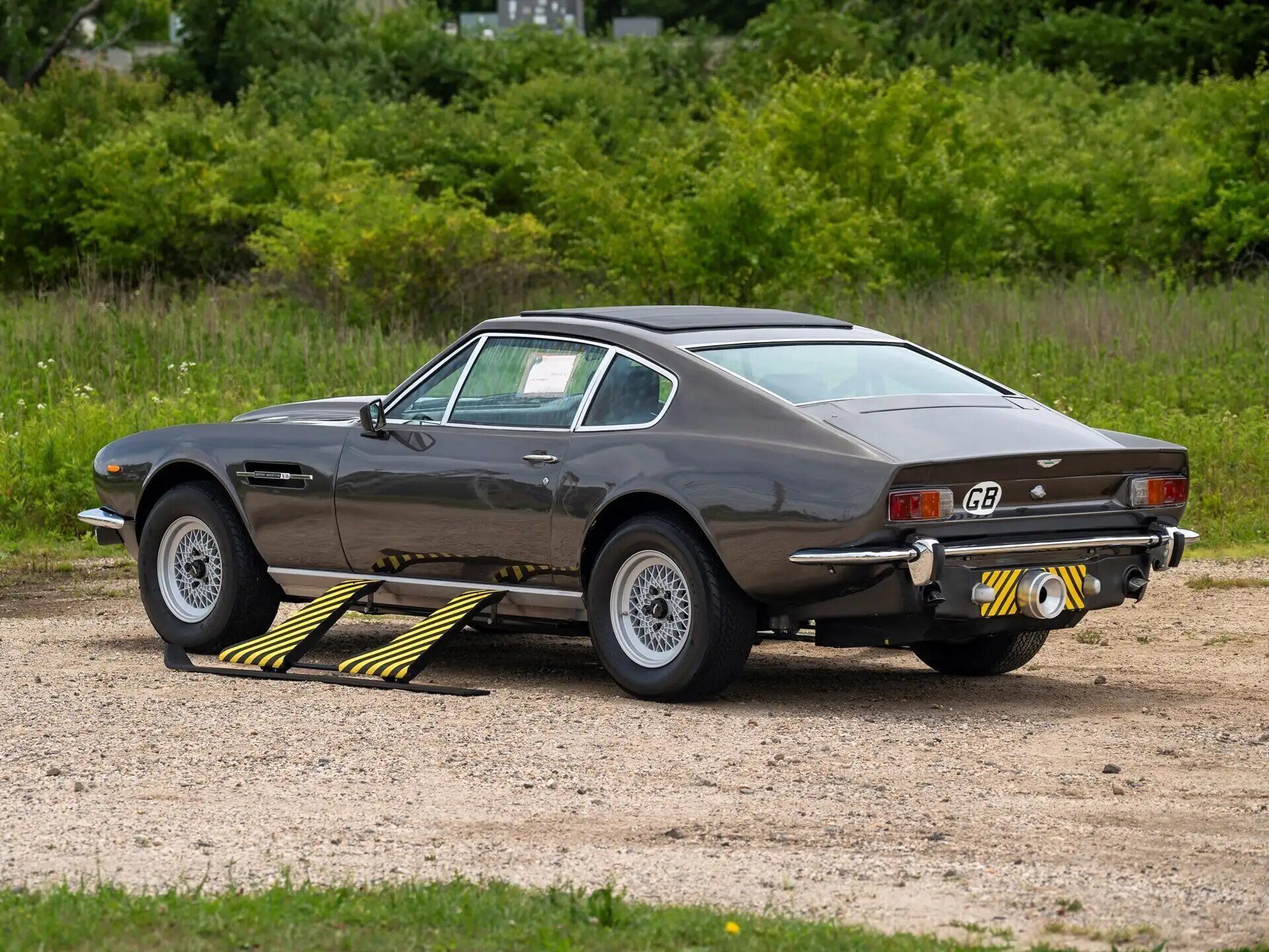Aston Martin V8 из фильма про Джеймса Бонда выставили на продажу