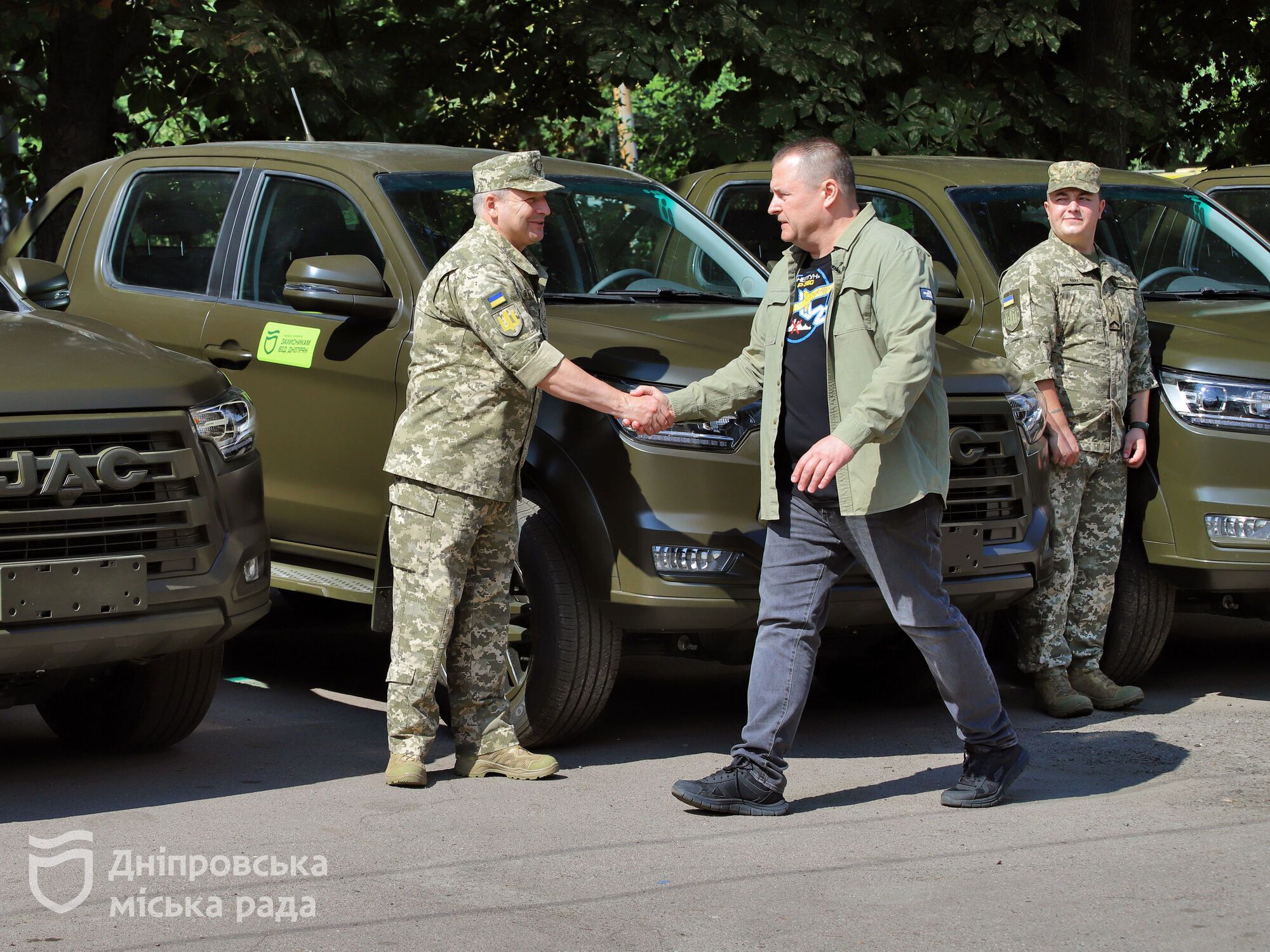 Військові про нову партію авто та техніки від Дніпра: такими зусиллями ми наближаємо перемогу