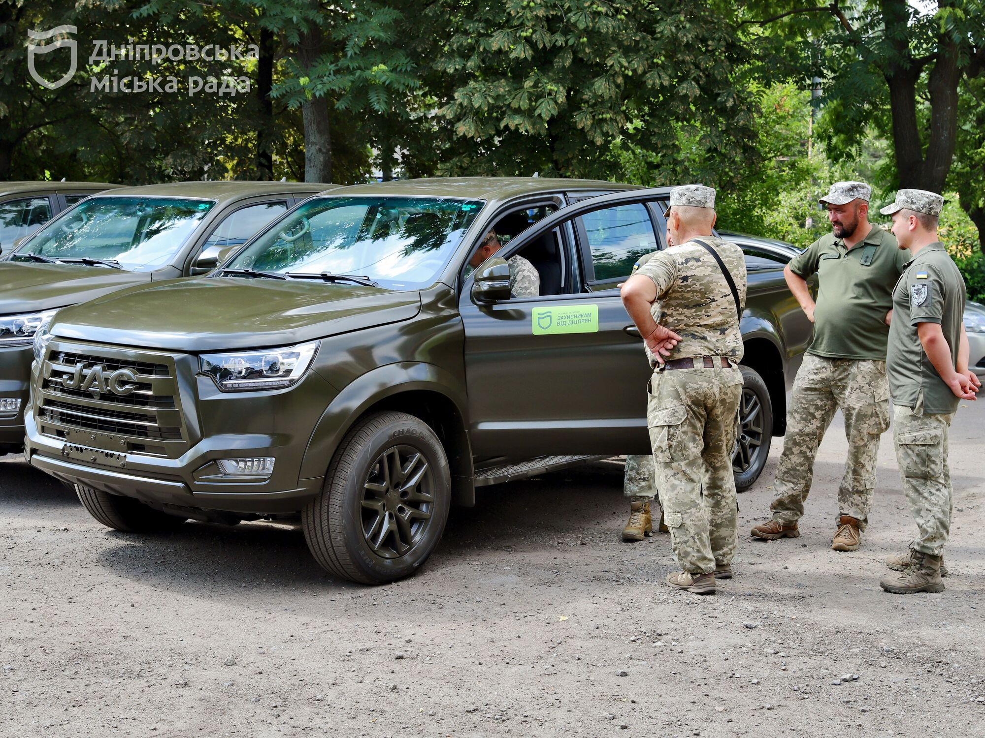 Військові про нову партію авто та техніки від Дніпра: такими зусиллями ми наближаємо перемогу