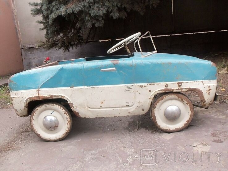 Педальную машинку "Лайка" продают за 200 тыс. грн