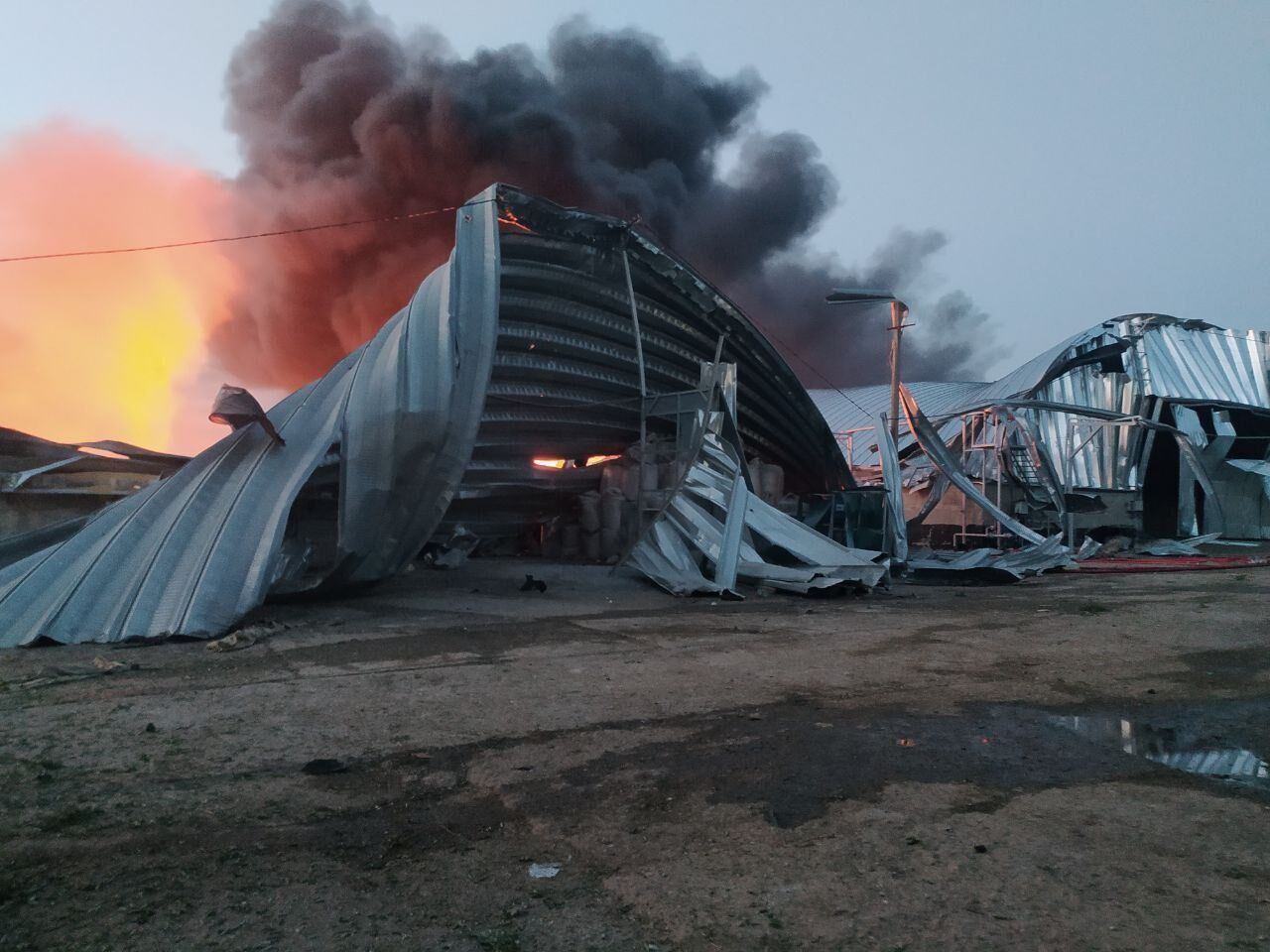 Россия ночью ударила "Калибрами" по агропредприятию Одесщины: уничтожен зерновой терминал, пострадали люди. Фото