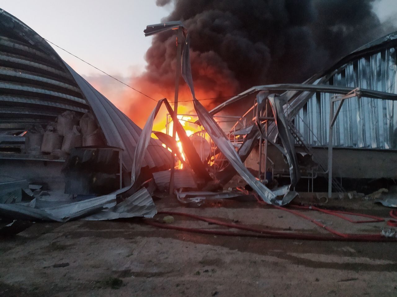 Россия ночью ударила "Калибрами" по агропредприятию Одесщины: уничтожен зерновой терминал, пострадали люди. Фото