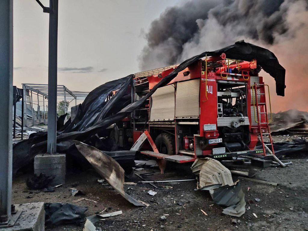 Росія вночі вдарила "Калібрами" по агропідприємству Одещини: знищено зерновий термінал, постраждали люди. Фото