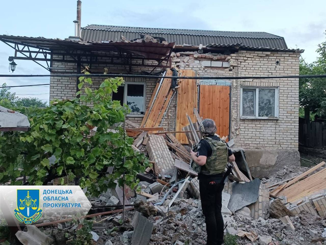 Окупанти обстріляли Костянтинівку: снаряд влучив у житловий будинок, загинуло подружжя. Фото і відео