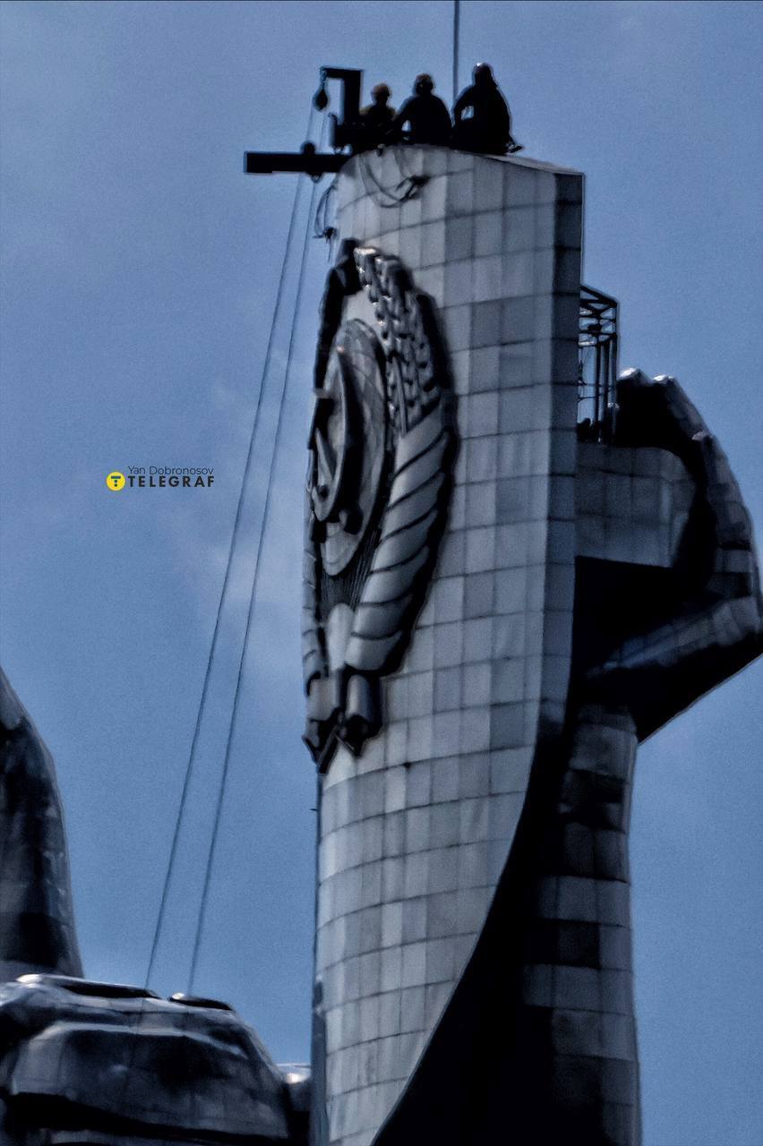 В Киеве на щите монумента "Родина-мать" начались подготовительные работы по демонтажу герба СССР. Фото