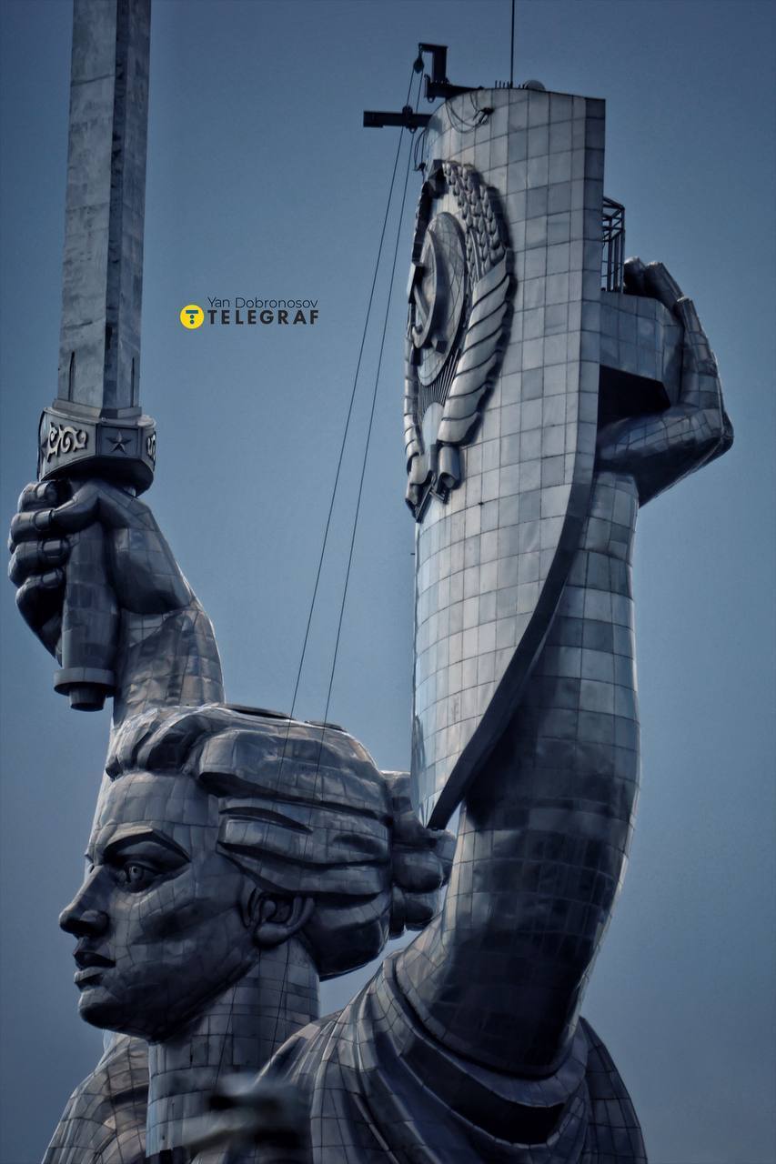 В Киеве на щите монумента "Родина-мать" начались подготовительные работы по демонтажу герба СССР. Фото