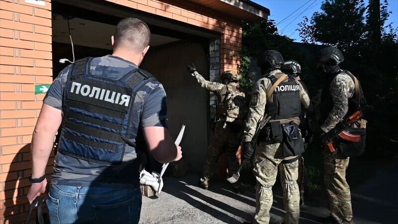 Поліція Києва затримала злочинців, які займались рейдерським захопленням автостоянок та гаражних кооперативів. Фото і відео