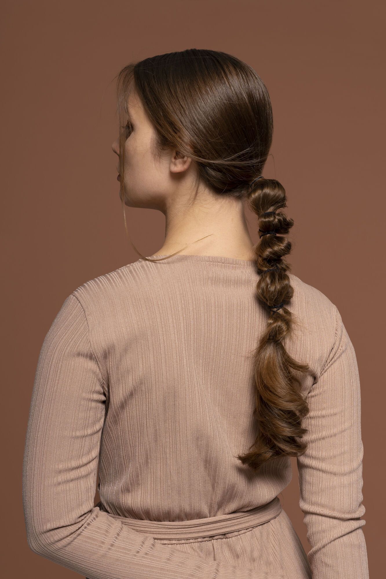 Названа самая модная прическа для обладательниц длинных волос: вам не понадобится много времени. Фото 