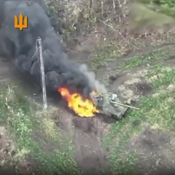 Ювелирная работа: Залужный показал, как артиллеристы ВСУ уничтожили российский танк Т-80. Видео