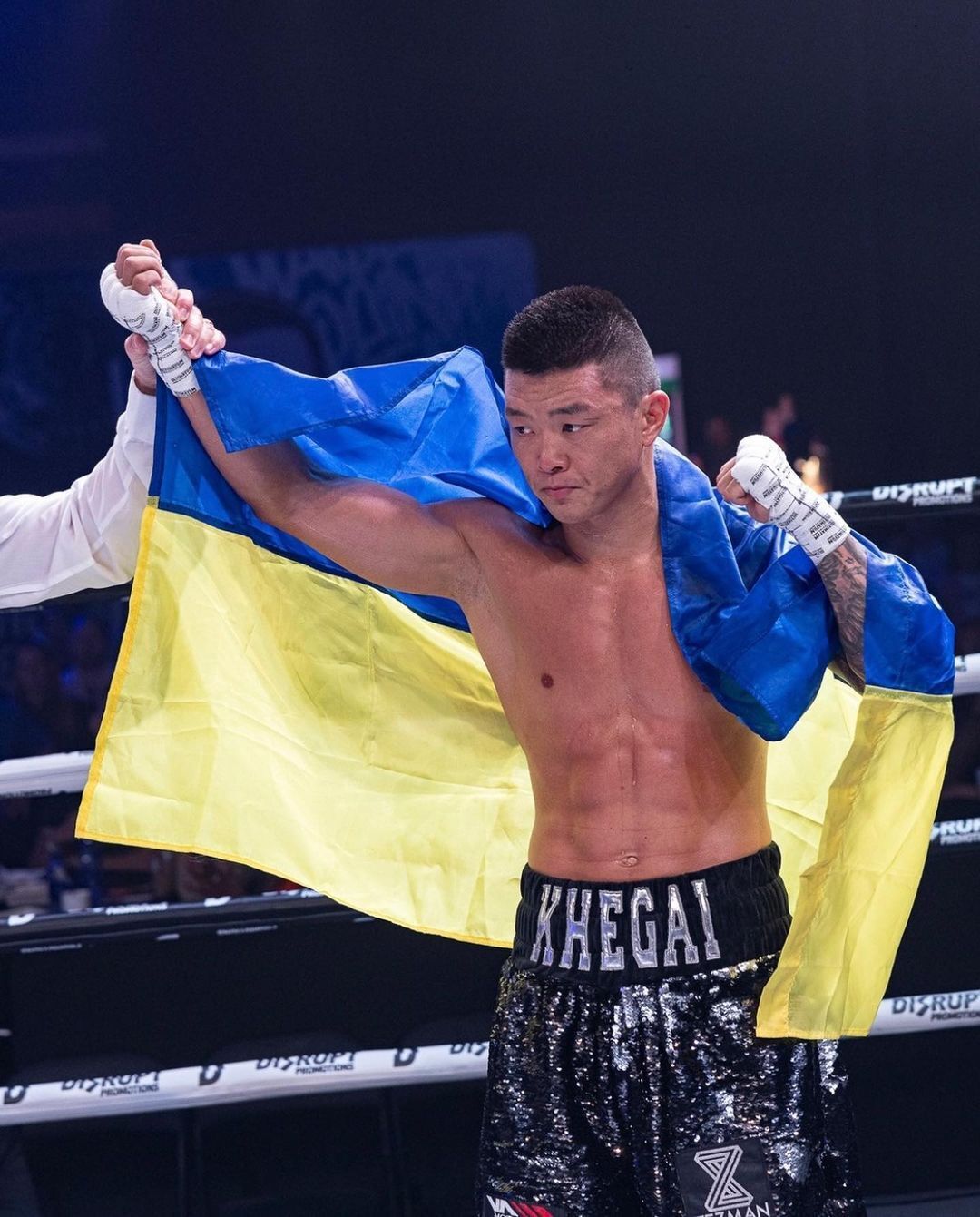 Знаменитый украинский боксер добыл победу нокаутом на шоу в Дубае. Видео