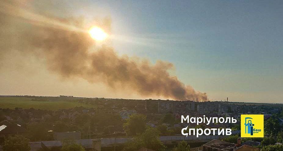 Над містом чорний дим: партизани знищили військовий склад окупантів у Маріуполі. Фото