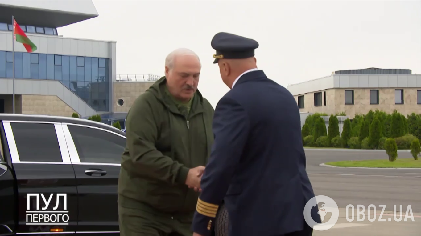 Лукашенко перед вильотом потиснув руку пілоту
