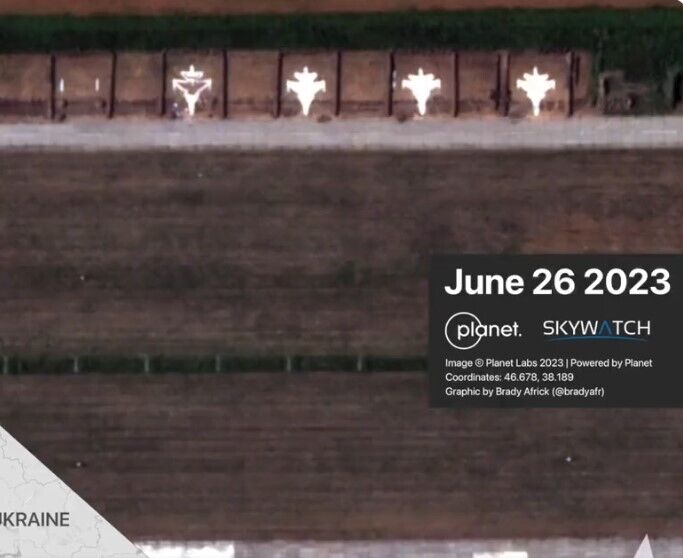 Готуються до сезону "бавовни"? Росіяни малюють на військових аеродромах силуети літаків. Фото