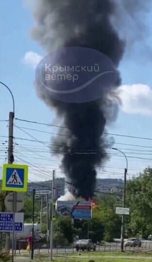 В окупованому Криму розгорілася масштабна пожежа. Фото і відео