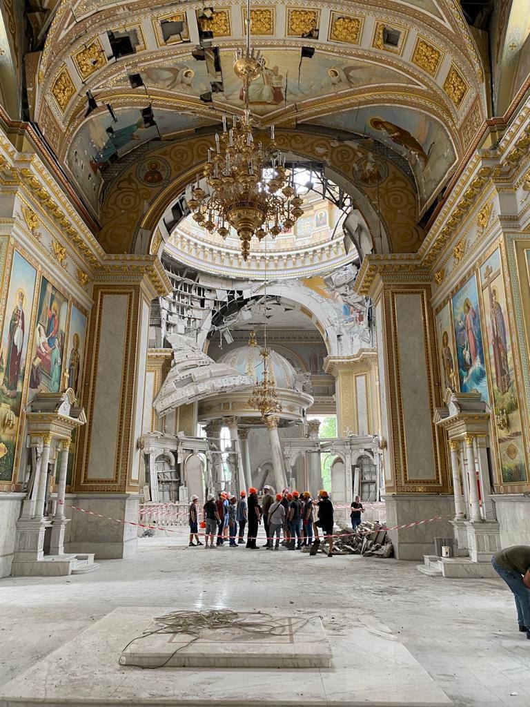 Итальянская делегация побывала в разрушенном армией России соборе в Одессе: фото