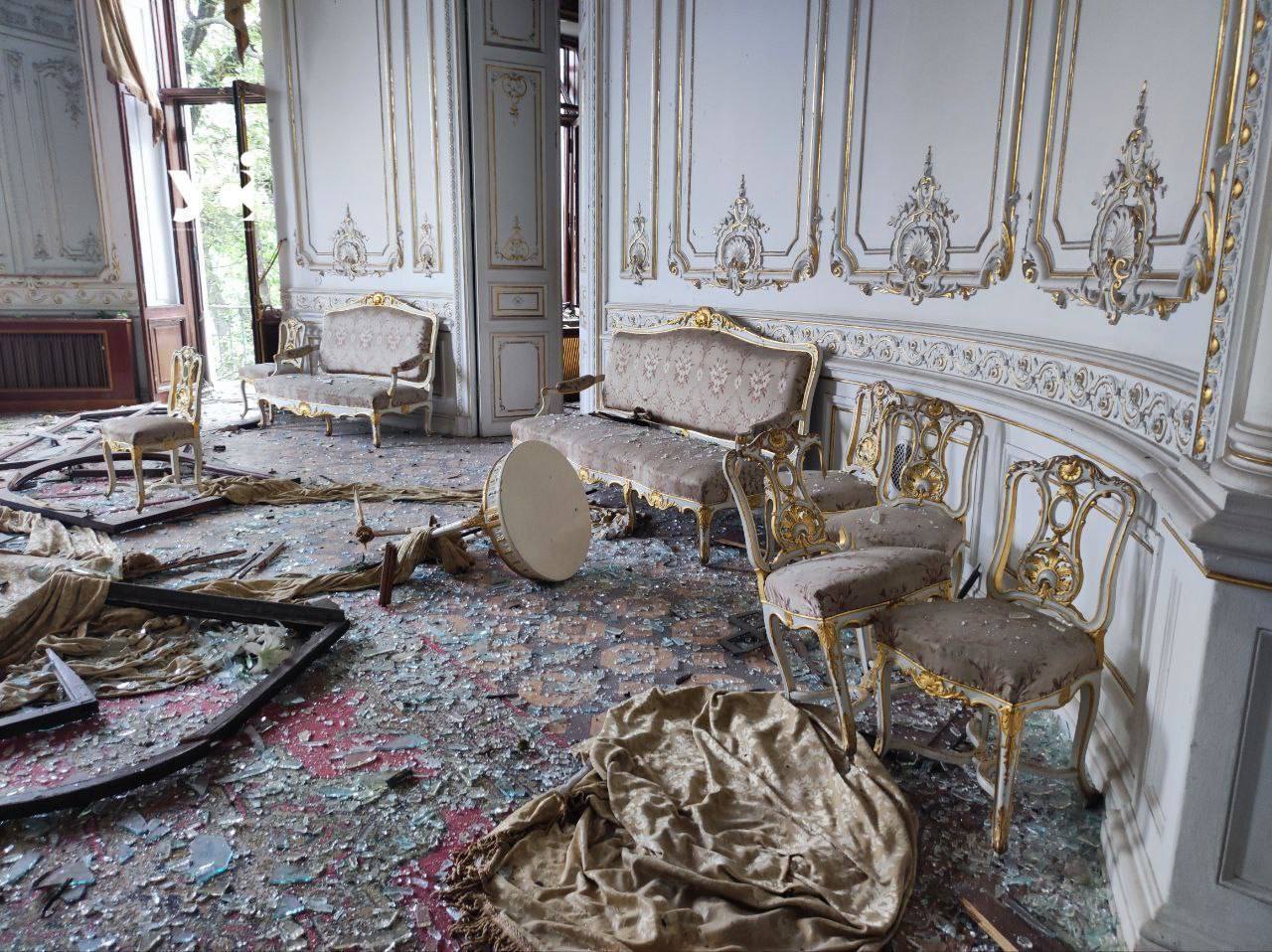 Выбиты старинные витражи, повреждена мебель: фото и видео Дома ученых в Одессе после ночного прилета