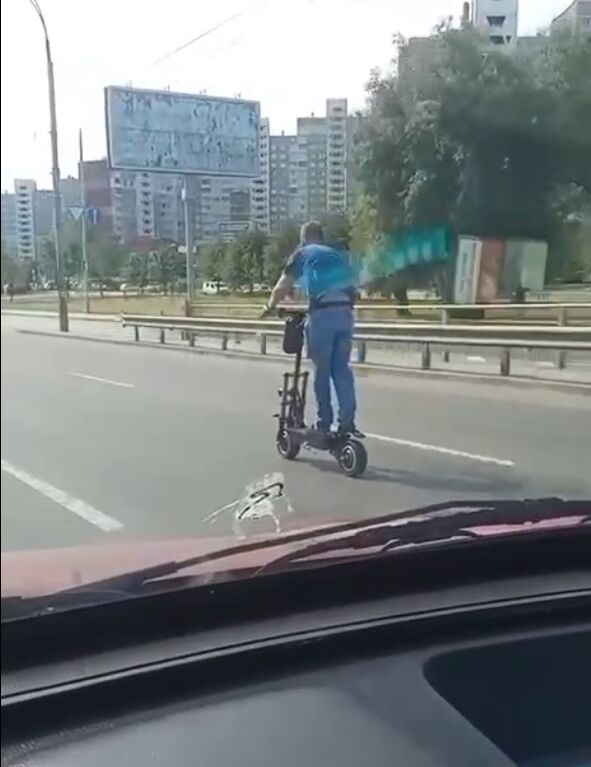 Обганяв автомобілі: у Києві чоловік на електросамокаті їхав зі швидкістю близько 90 км/год. Відео