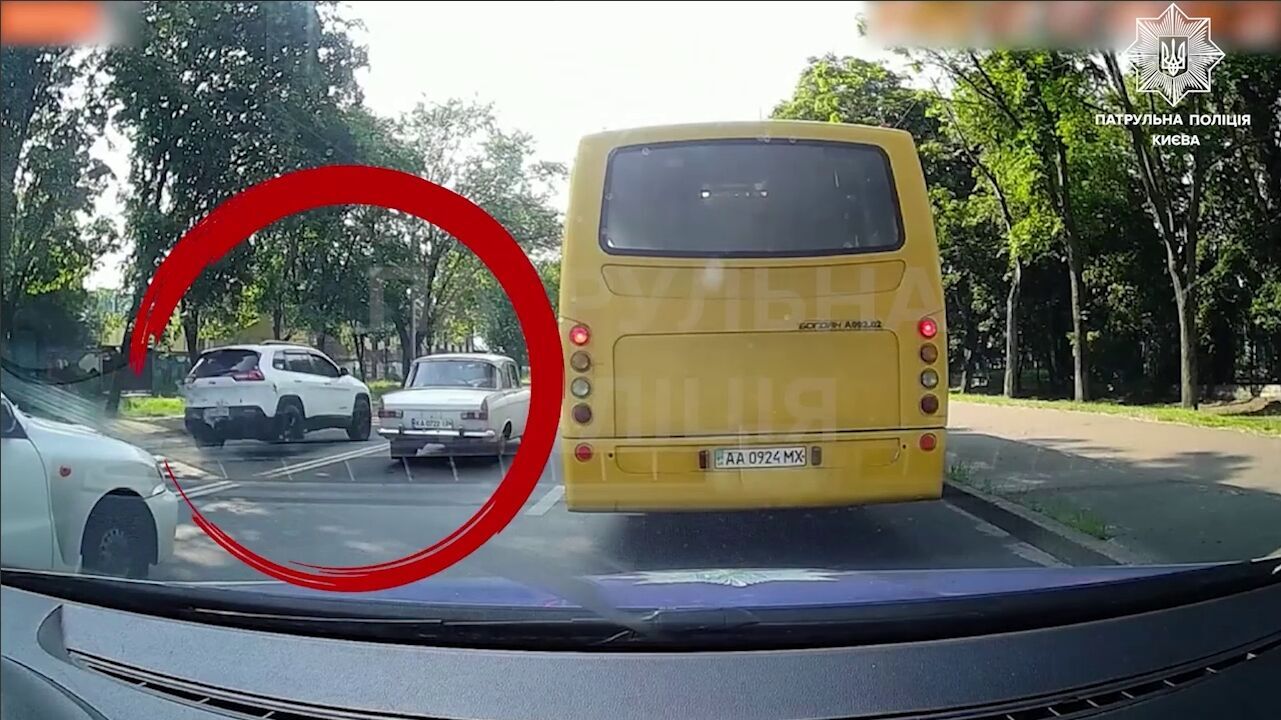 В Киеве пьяный водитель устроил гонки по встречной полосе. Видео