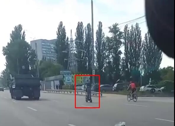 Обганяв автомобілі: у Києві чоловік на електросамокаті їхав зі швидкістю близько 90 км/год. Відео