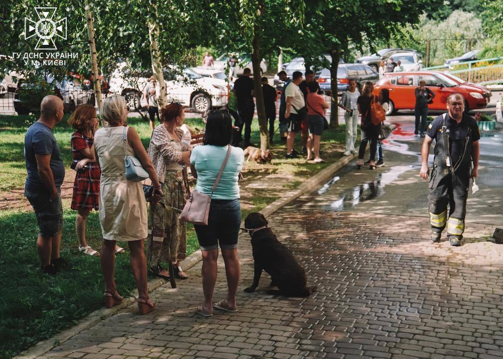 В Киеве горела многоэтажка: есть погибший. Фото, видео с места