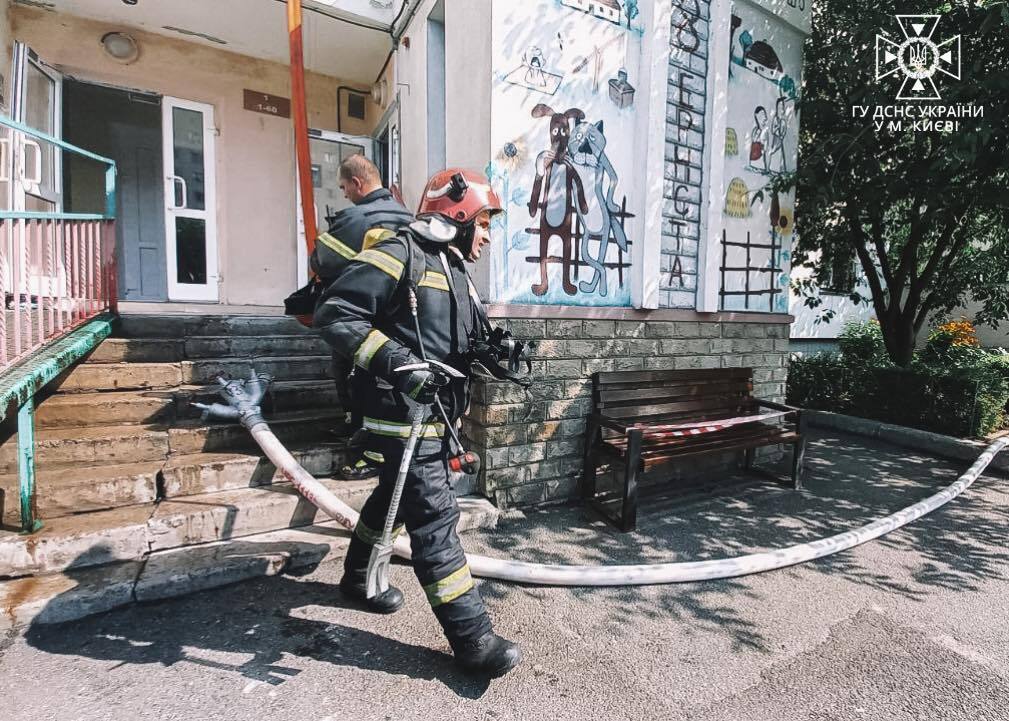 В Киеве горела многоэтажка: есть погибший. Фото, видео с места