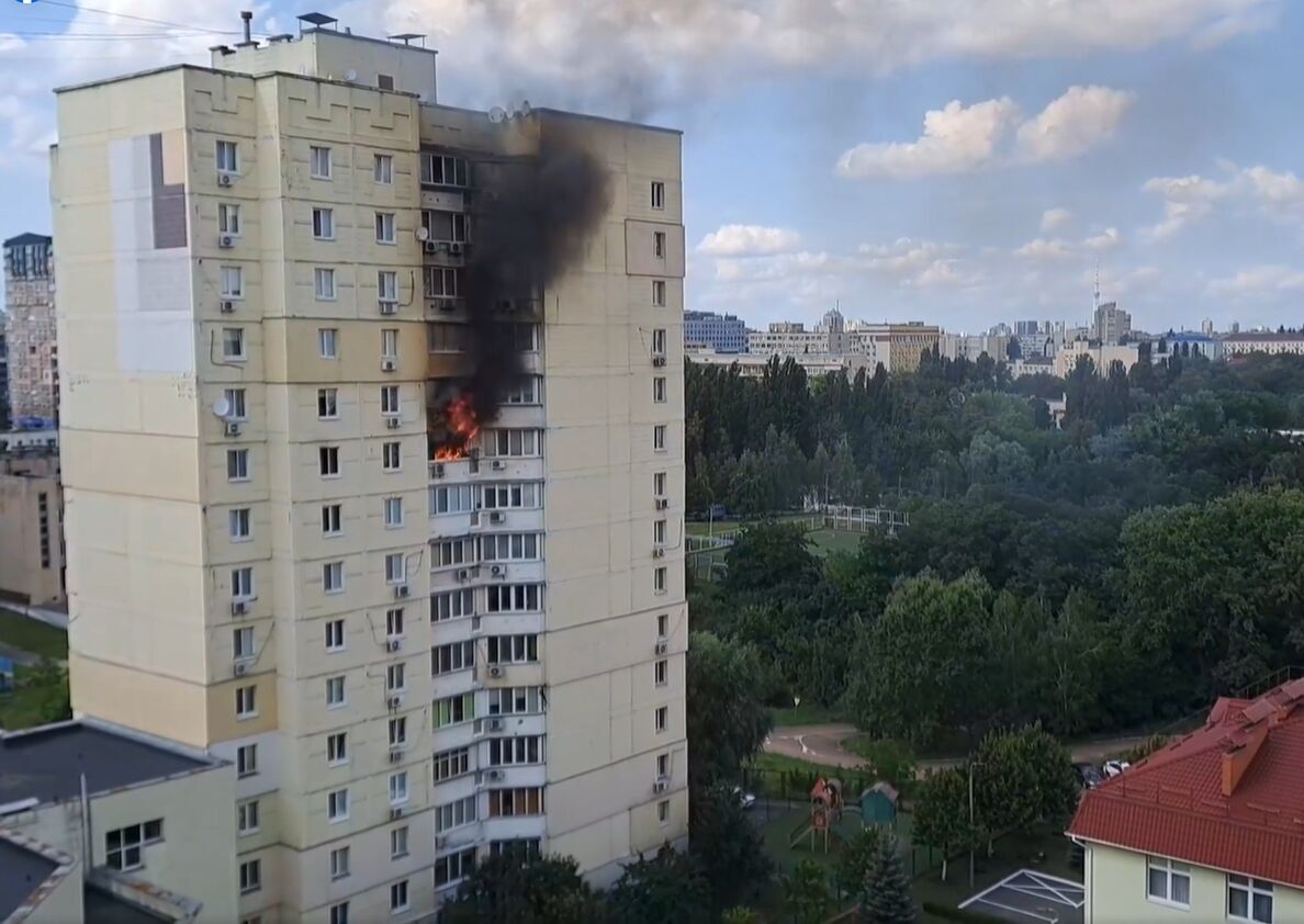 В Киеве горела многоэтажка: есть погибший. Фото, видео с места