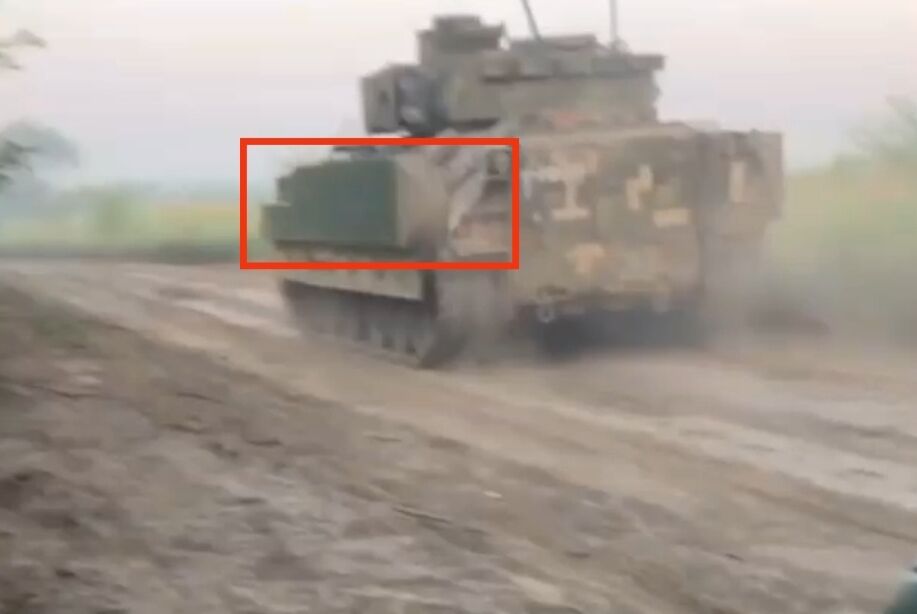 В Україні помітили БМП Bradley з динамічним захистом BRAT. Відео