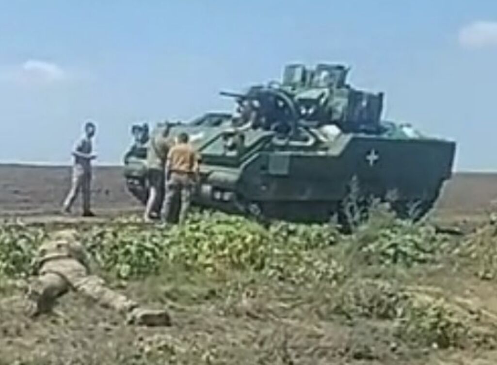 В Україні помітили БМП Bradley з динамічним захистом BRAT. Відео