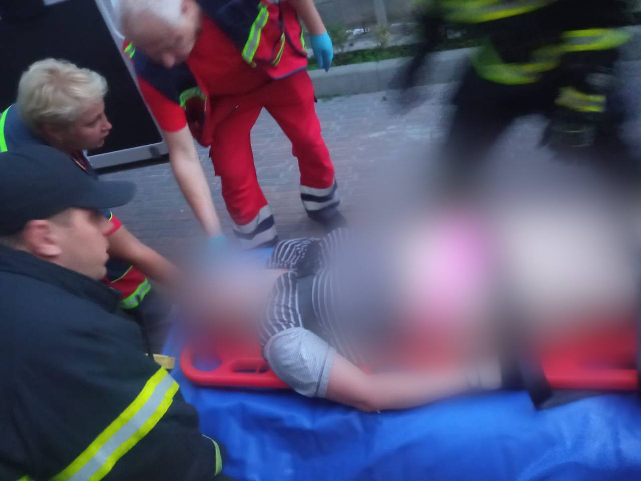 На Київщині дівчина намагалась скоїти самогубство, стрибнувши з четвертого поверху. Фото та подробиці