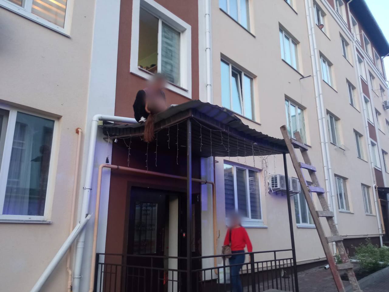 На Киевщине девушка пыталась совершить самоубийство, прыгнув с четвертого этажа. Фото и подробности